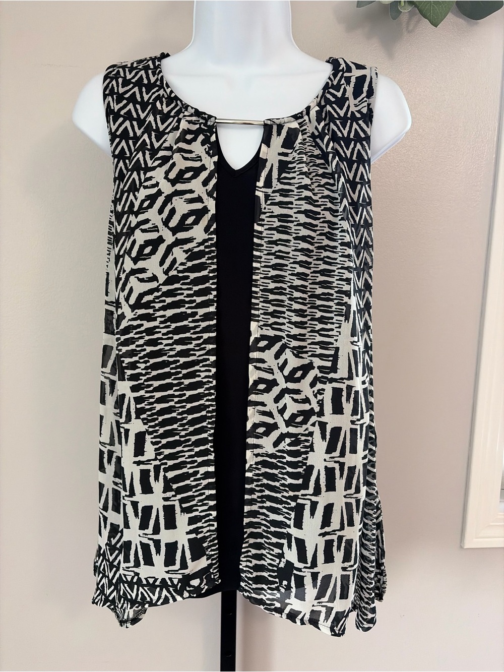 Roz& Ali- Black & White Sleeveless Printed Keyhole Camisole